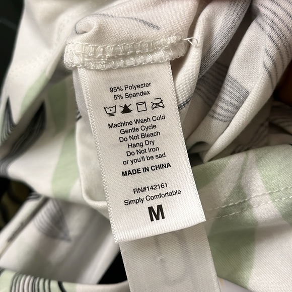 NWT Lularoe Iris Tunic Top Size M Mint/Black/White V-Neck, Leaves Pattern - Picture 5 of 6